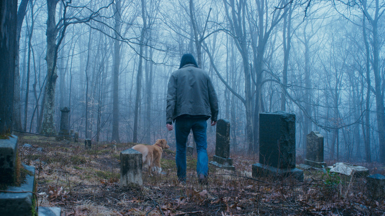 Indy et Todd traversent un cimetière dans Good Boy