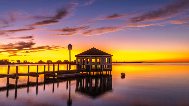 construire sur une jetée au coucher du soleil