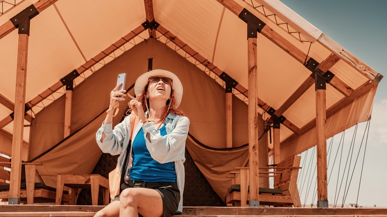 Femme avec un mauvais signal