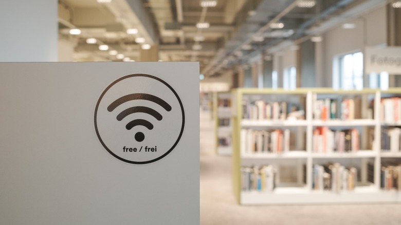 Connexion Wi-Fi gratuite dans une bibliothèque