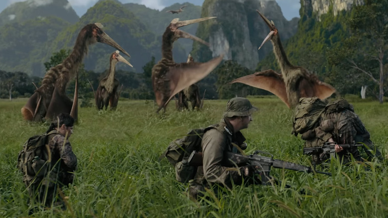 Le Quetzalcoatlus sur le terrain attaquant les soldats en guerre primitive