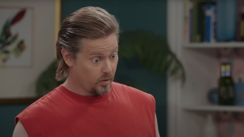 Tim de Tim Heidecker a l'air choqué dans la maison de boeuf