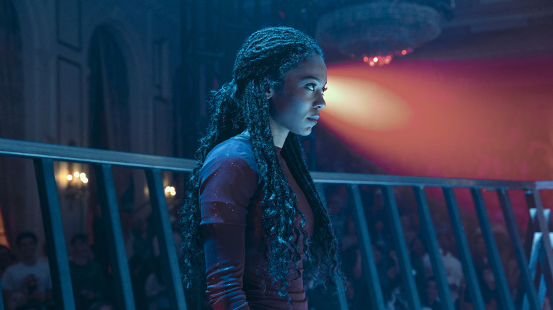 Jaz Sinclair en tant que Marie Moreau à la recherche d'une cage de combat sur la génération V