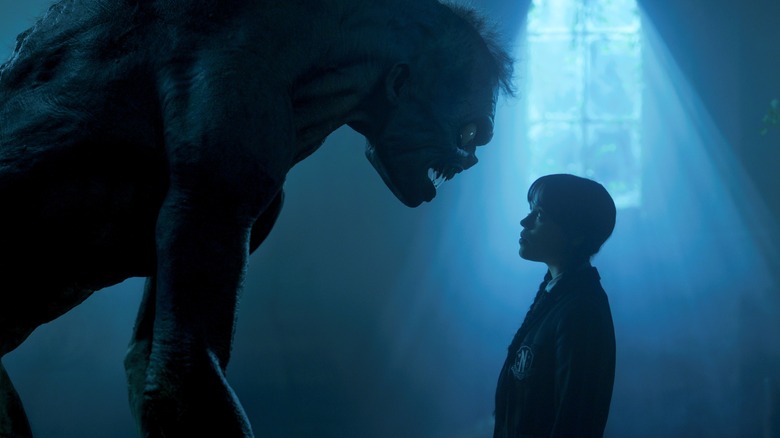 Mercredi essaie de parler à la forme Hyde de Tyler avant que sa mère n'intervienne mercredi