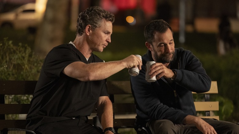 Jack et Robby clignotant des canettes de bière à l'extérieur sur le Pitt