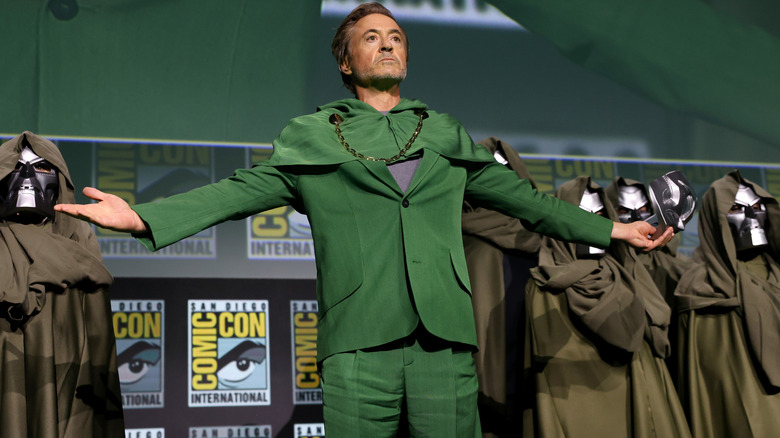 Robert Downey, Jr. faisant sa révélation officielle en tant que docteur Doom à San Diego Comic Con faisant la promotion des Avengers: Doomsday