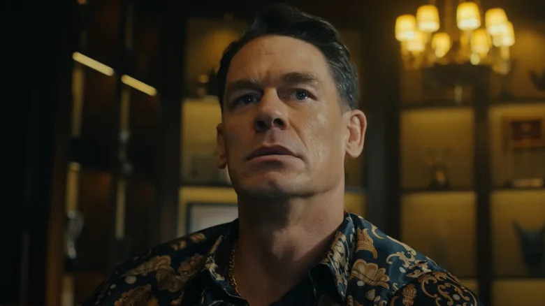 Chris Smith de John Cena portant une chemise voyante sur le pacificateur