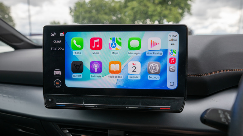 Écran carplay avec fond coloré
