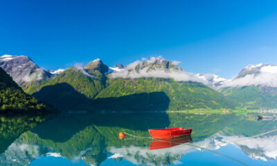 Ce superbe village de la région de Nordfjord en Norvège est plein de vues de la culture et de la nature épique
