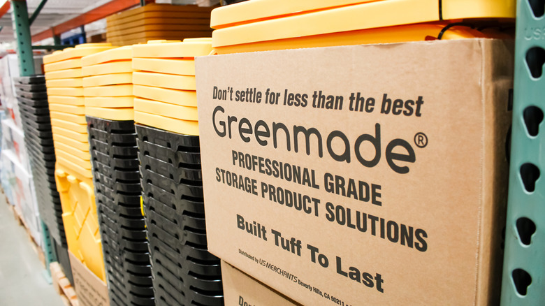 Une pile de bacs prodigués à Green à Costco.