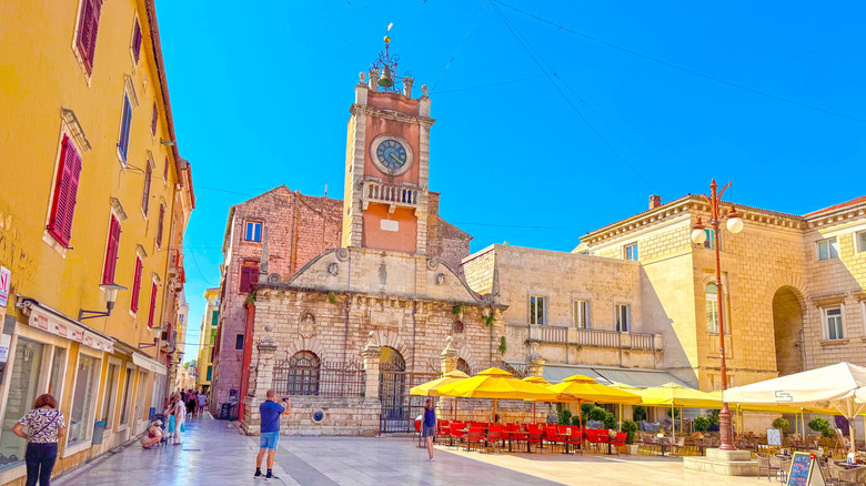 Bâtiments historiques avec des tables et des chaises