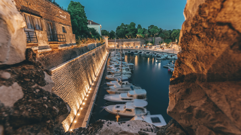 Roches et port au coucher du soleil