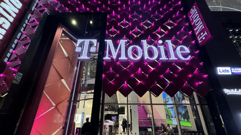 Femme regardant à travers une loupe