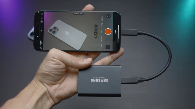 disque dur externe branché sur un smartphone