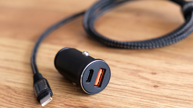 Gros plan d'un chargeur rapide sur une table