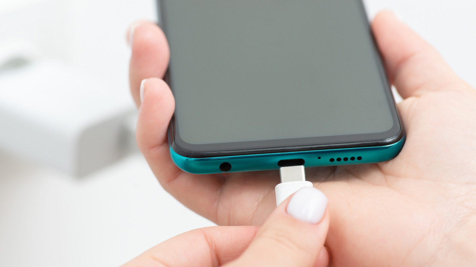 5 choses que vous ne devriez jamais brancher sur les ports USB de votre téléphone (et pourquoi)