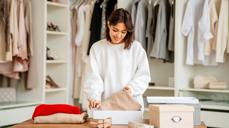 Femme stockant les pulls