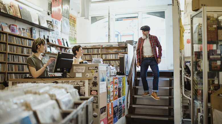 L'homme accueille le personnel dans un magasin de disques