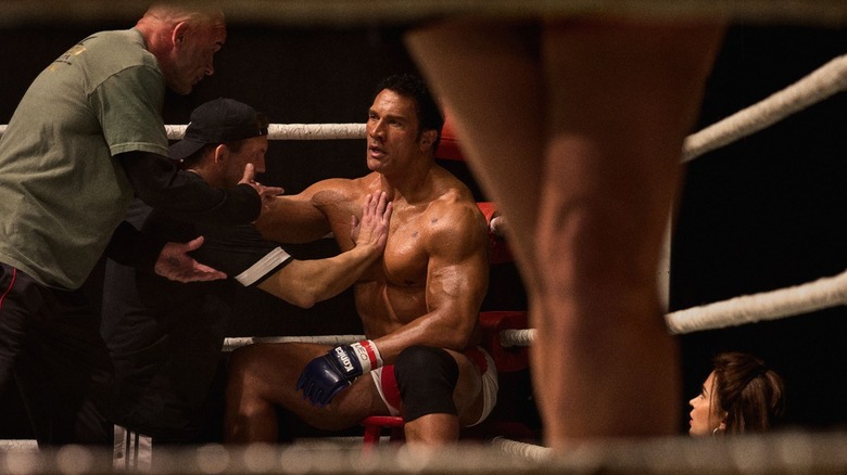 Dwayne Johnson en tant que Mark Kerr assis près des cordes lors d'un combat dans la machine à briser