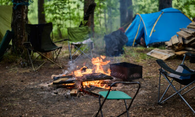 Cuire toute une dinde de Thanksgiving sur votre feu de camp est facile avec cette astuce de bricolage budgétaire