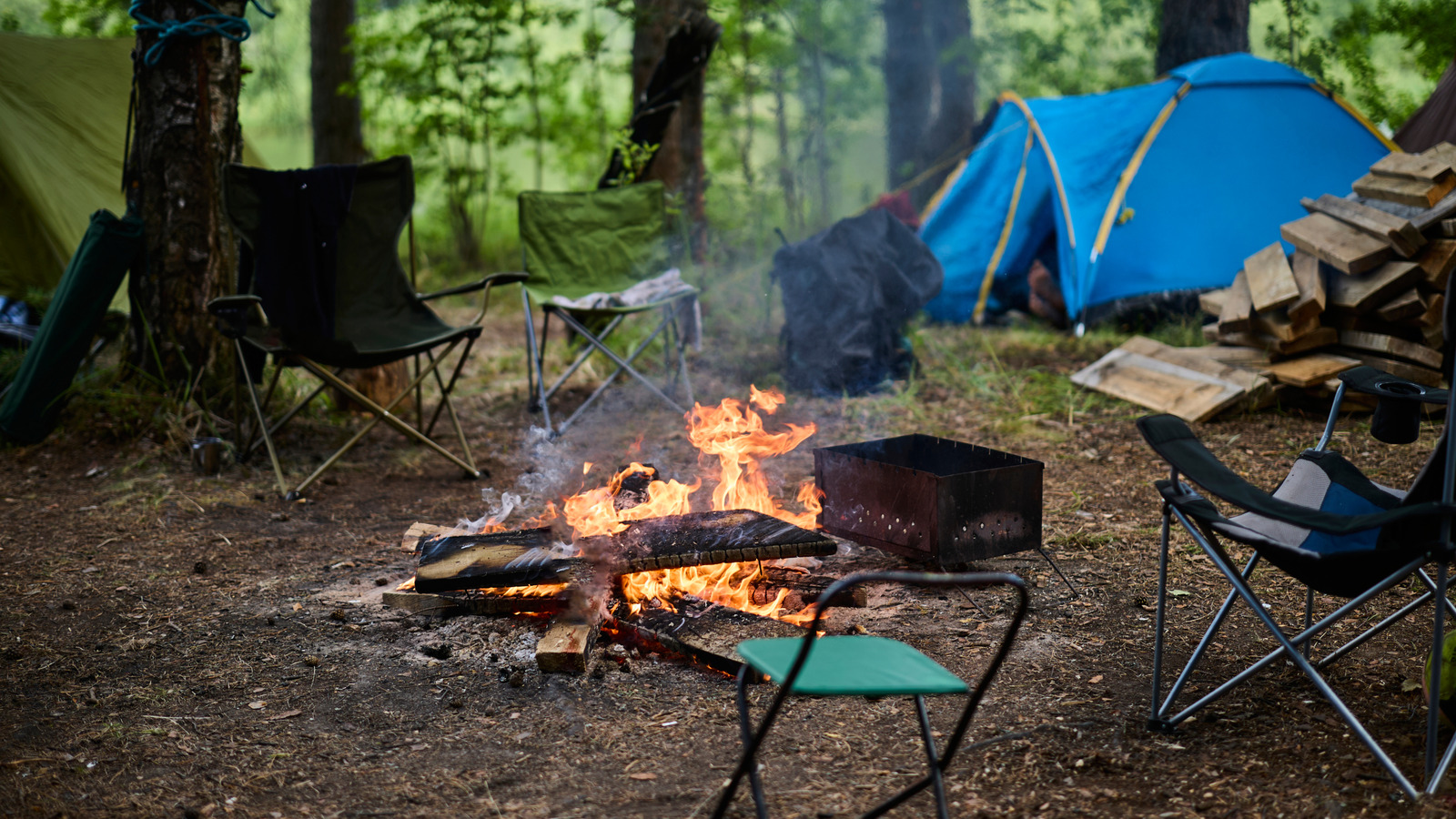 Cuire toute une dinde de Thanksgiving sur votre feu de camp est facile avec cette astuce de bricolage budgétaire