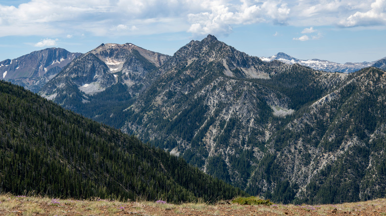 sommets des montagnes, neige légère, nuages