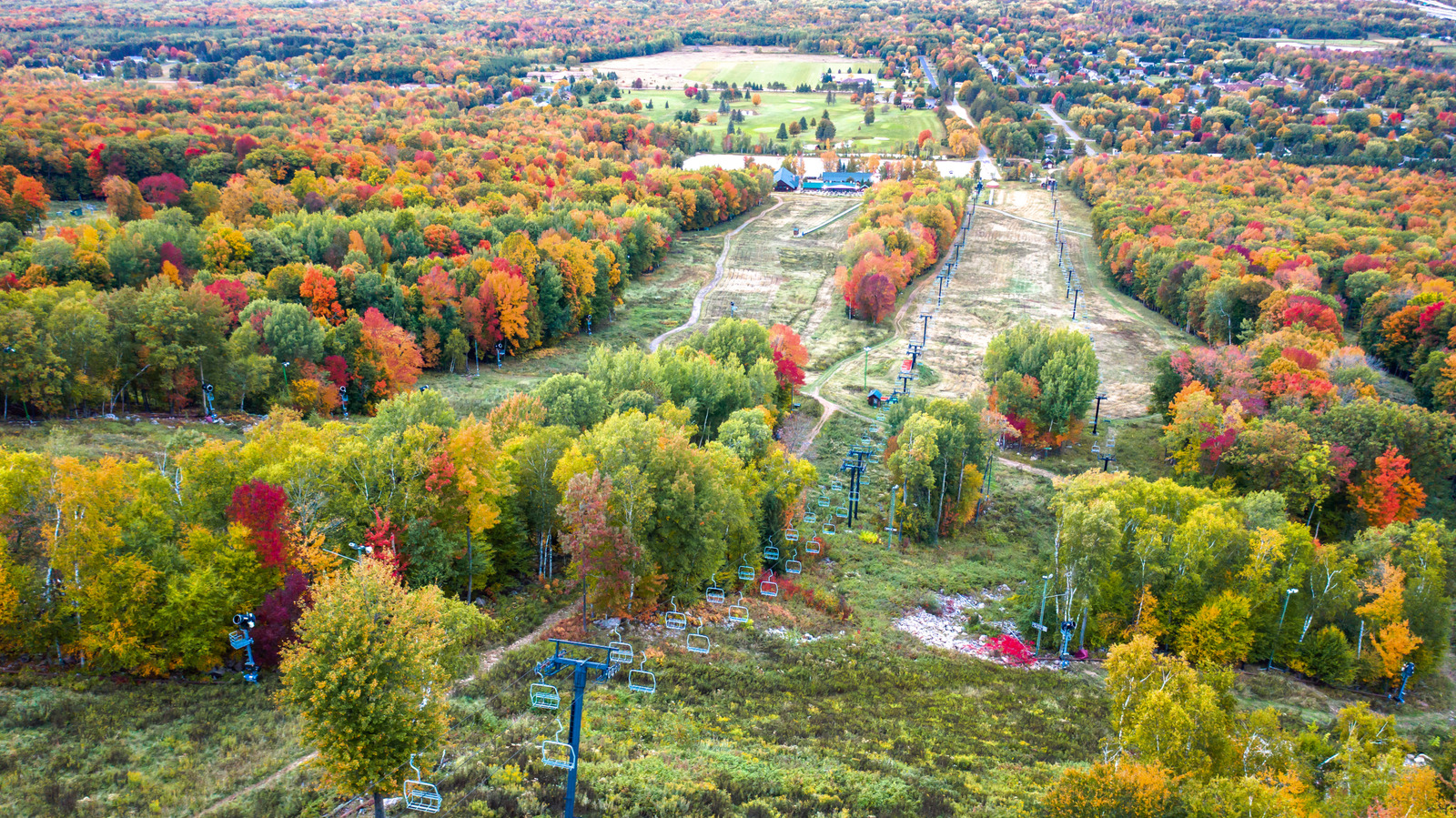 Ce parc d'État pittoresque du Wisconsin est une destination d'automne incontournable pour les peepers des feuilles