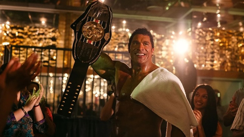 Dwayne Johnson en tant que Mark Kerr hisse une ceinture de championnat dans la machine à briser