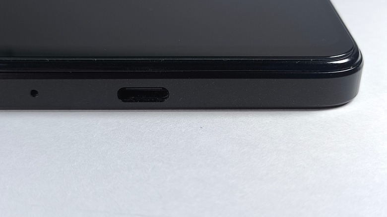 Vue rapprochée du trou à côté du port de charge