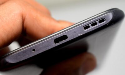 Voici pourquoi votre téléphone a un petit trou à côté du port de chargement