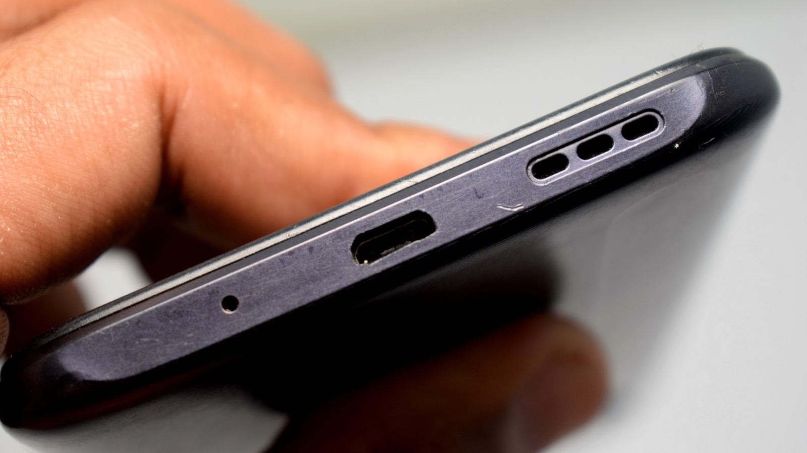 Voici pourquoi votre téléphone a un petit trou à côté du port de chargement