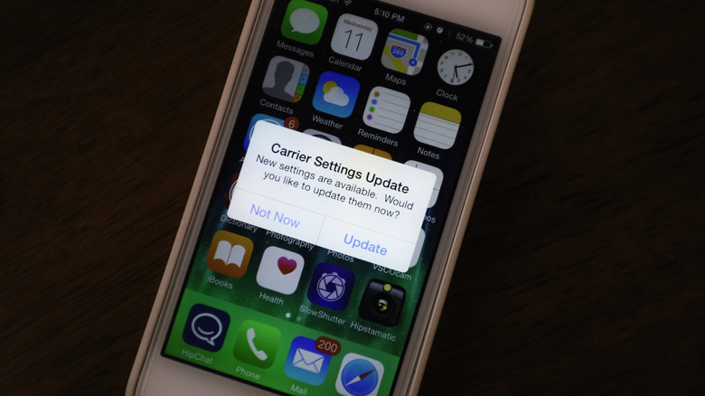 Apple iPhone 5 montrant qu'il existe une mise à jour des paramètres de transporteur disponible pour l'appareil.