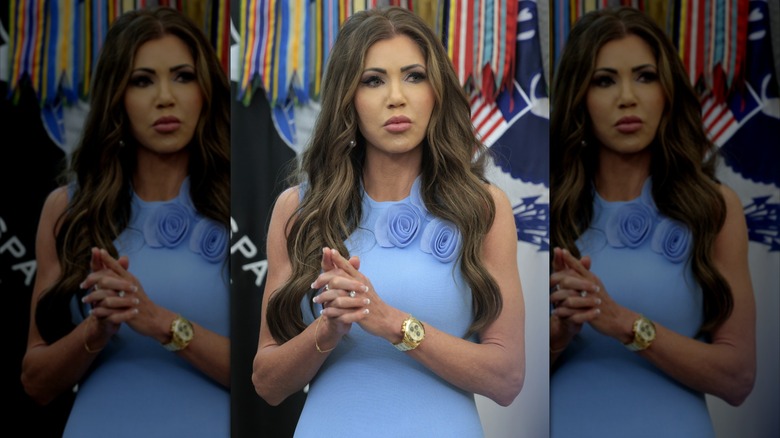 Kristi Noem à la Maison Blanche dans une robe bleue avec des fleurs