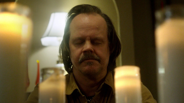 Jacob Lewis assis dans un autel de bougie 