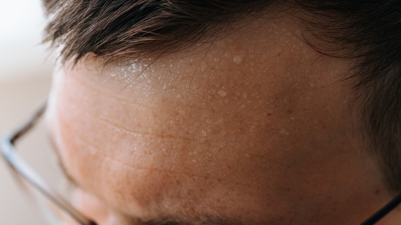 Gros plan du front d'un homme