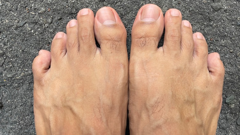 Gros plan du haut des pieds d'une personne