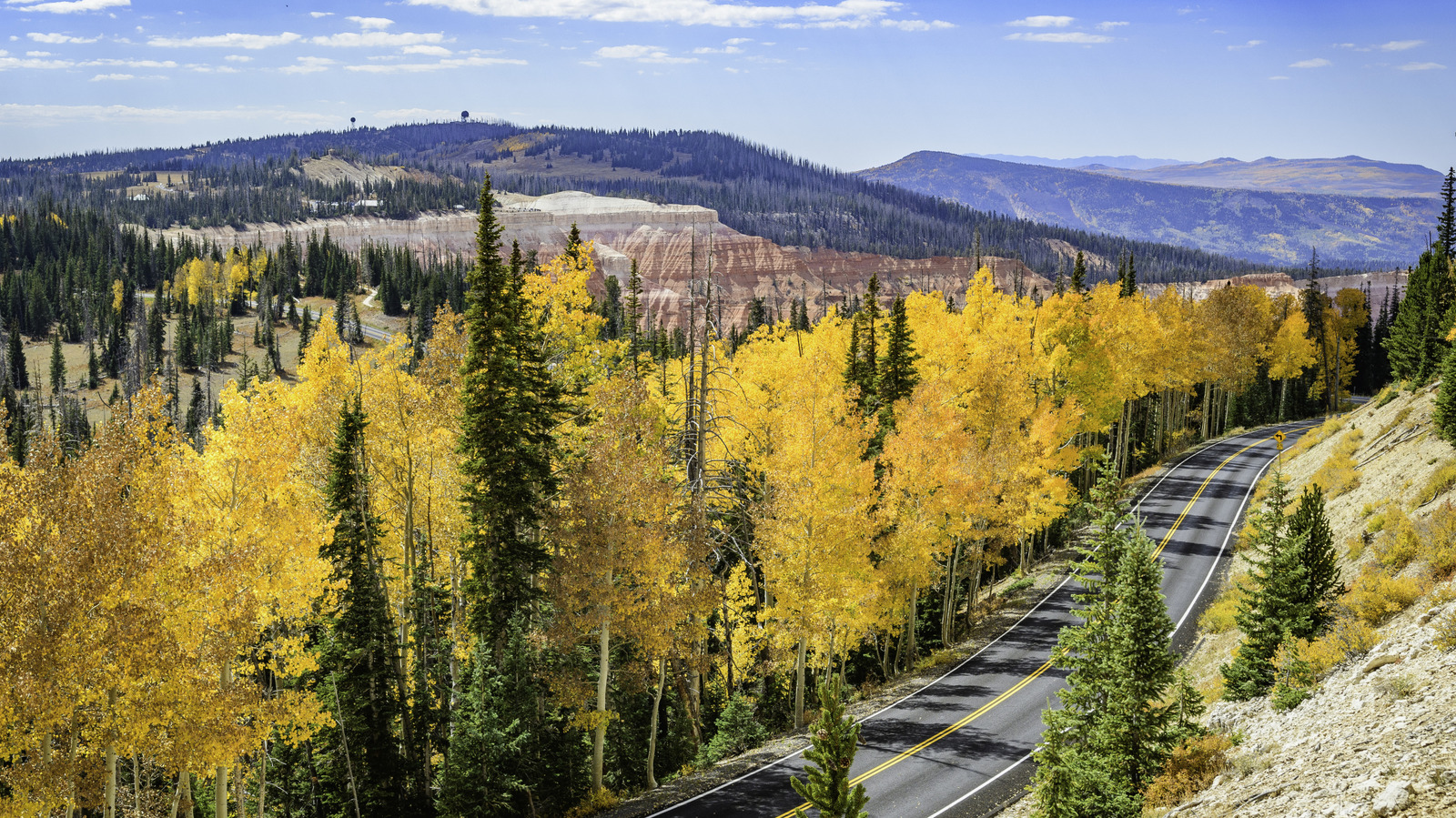 Le feuillage d'automne magnifique et coloré abonde dans ce monument national sous-estimé de l'Utah