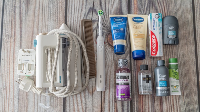 Une photo plate des articles de toilette et une brosse à dents électrique