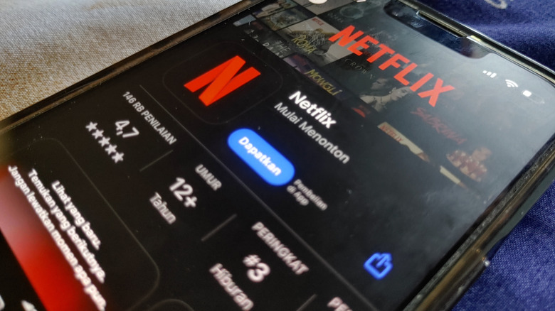 Un téléphone affichant Netflix sur son écran