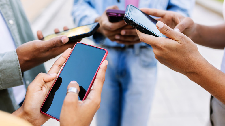 Un groupe de personnes utilisant leurs téléphones