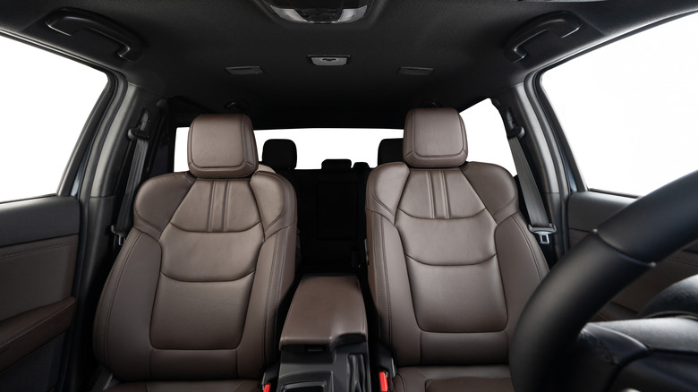 intérieur de la nouvelle voiture propre