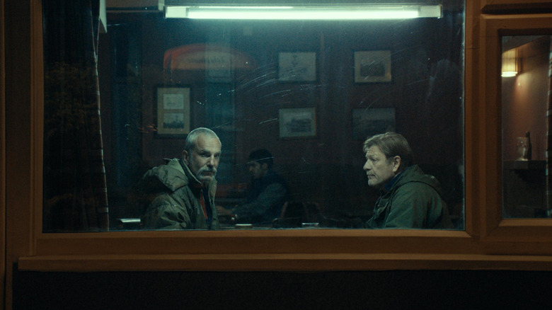 Daniel Day-Lewis dans le rôle de Roy Stoker et Sean Bean dans le rôle de Jem assis dans un restaurant regardant par la fenêtre dans Anemone