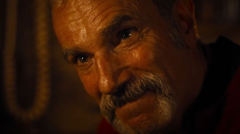 Un gros plan de Daniel Day-Lewis dans le rôle de Roy Stoker sur le point de rire lors d'une conversation animée dans Anémone