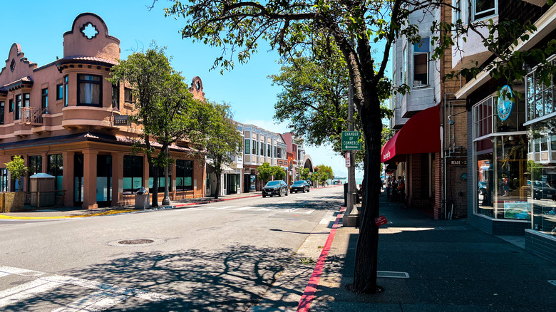 Rue du centre-ville de Sausalito