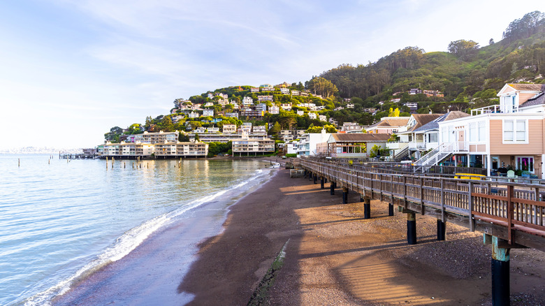Promenade avec des bâtiments à Sausalito