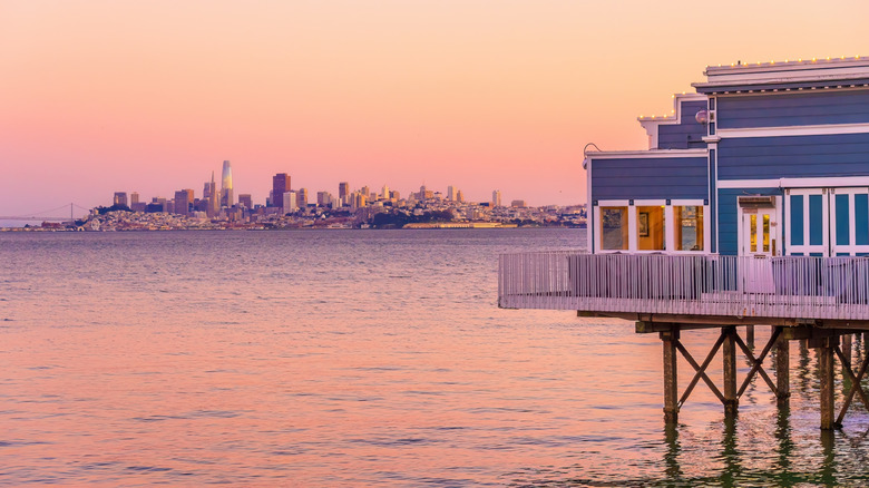 Maison Sausalito sur pilotis, horizon de San Francisco en arrière-plan