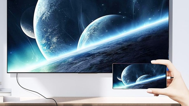 Un câble USB-C vers HDMI utilisé pour projeter l'écran d'un téléphone sur un téléviseur