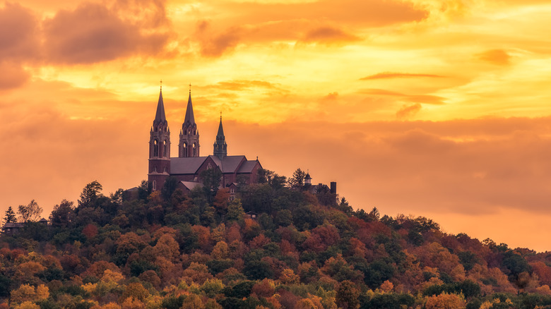 Basilique sur la colline au coucher du soleil