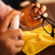 La meilleure façon de nettoyer vos lunettes (et d’arrêter définitivement les verres embués)
