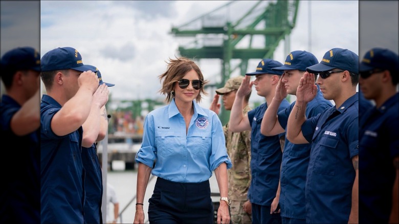 Kristi Noem en aviateurs lors d'une visite à la garde côtière